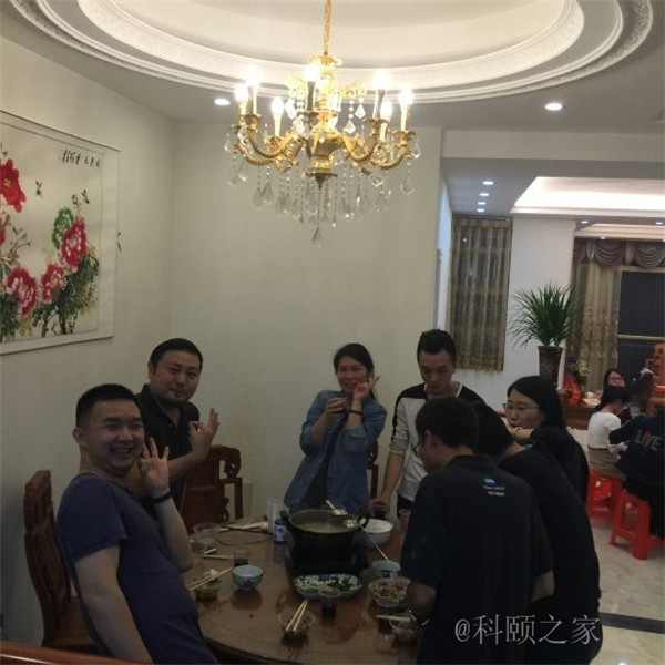 科頤家人一起吃團(tuán)圓飯，并送上對大家的祝福-科頤辦公