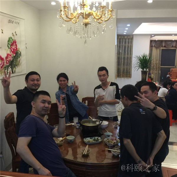 科頤家人一起吃團(tuán)圓飯，并送上對大家的祝福-科頤辦公