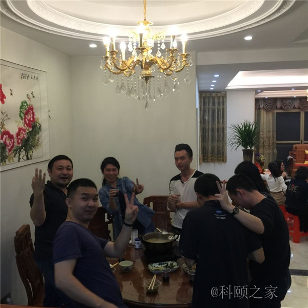 科頤家人一起吃團(tuán)圓飯，并送上對大家的祝福-科頤辦公