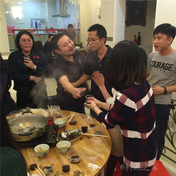 科頤兩位老板過來敬酒，大家苦樂融融-科頤辦公