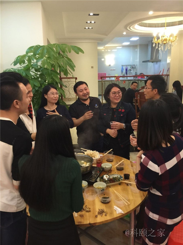 科頤兩位老板過來敬酒，大家苦樂融融-科頤辦公