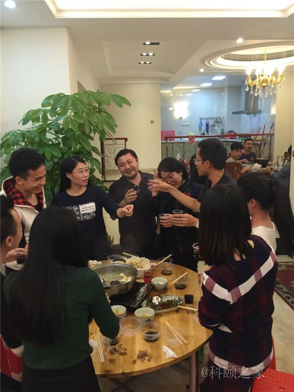 科頤兩位老板過來敬酒，大家苦樂融融-科頤辦公