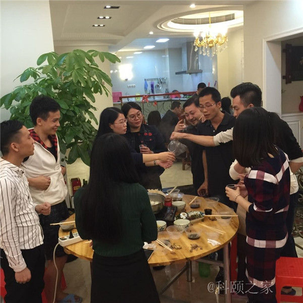 科頤兩位老板過來敬酒，大家苦樂融融-科頤辦公