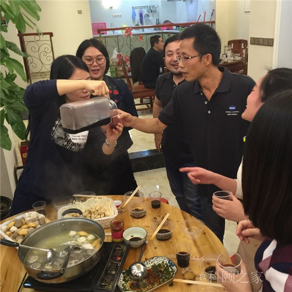 科頤兩位老板過來敬酒，大家苦樂融融-科頤辦公