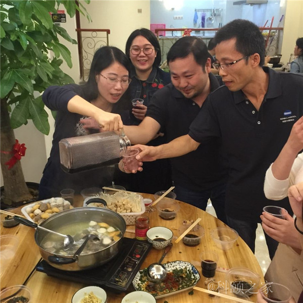 科頤兩位老板過來敬酒，大家苦樂融融-科頤辦公