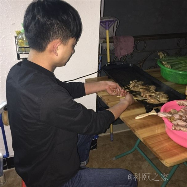 科頤辦公專業(yè)修機(jī)器的蔡師傅，搖身變專業(yè)燒烤師傅了-科頤辦公