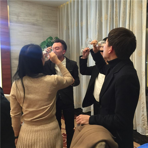 科頤2017年年會團圓飯，把酒飲歡